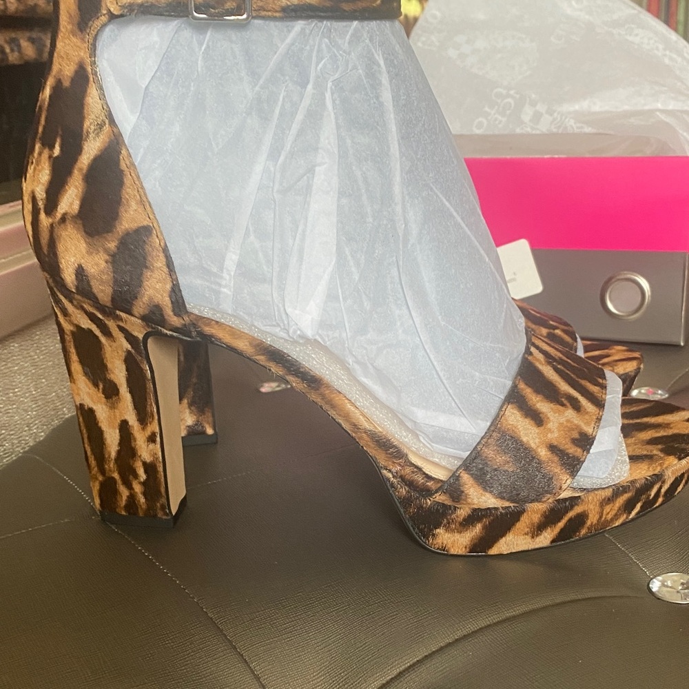 NEW IN BOX!! Vince Camuto Leopard Print Calf Hair Heels SZ 8M